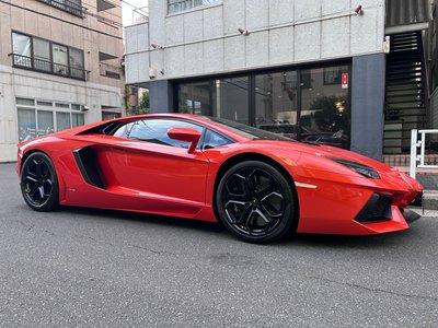 LAMBORGHINI AVENTADOR - 1