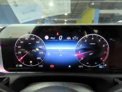 MERCEDES-BENZ CLA - 10