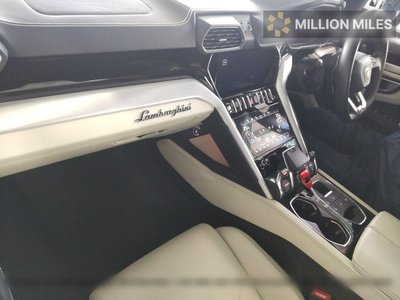LAMBORGHINI URUS - 3