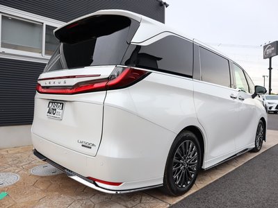 LEXUS LM - 7