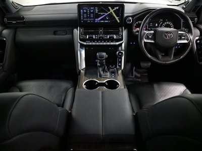 TOYOTA LAND CRUISER 300 - 7