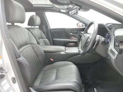 صورة 8 لـ 2023 Lexus LS