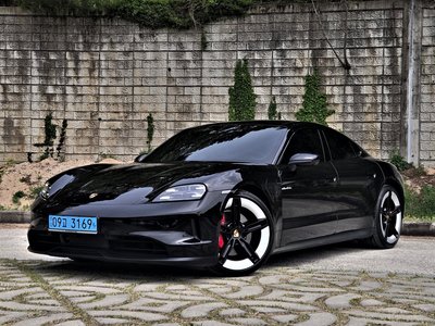 PORSCHE TAYCAN - 1