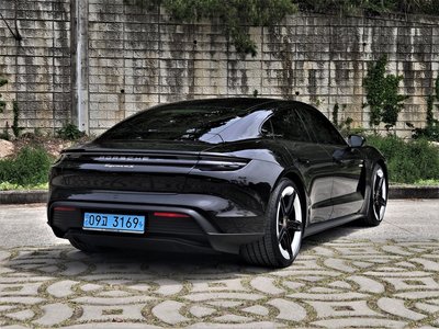 PORSCHE TAYCAN - 4