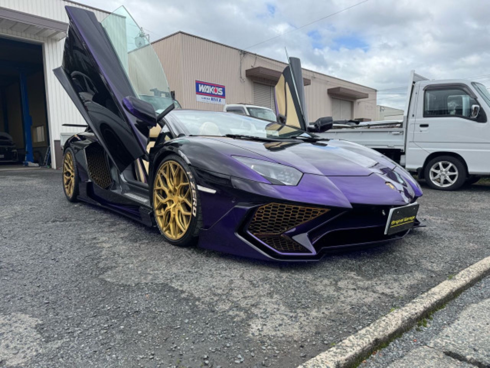 LAMBORGHINI AVENTADOR ROADSTER - View 1