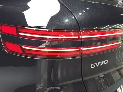 صورة 10 لـ 2023 Genesis GV70