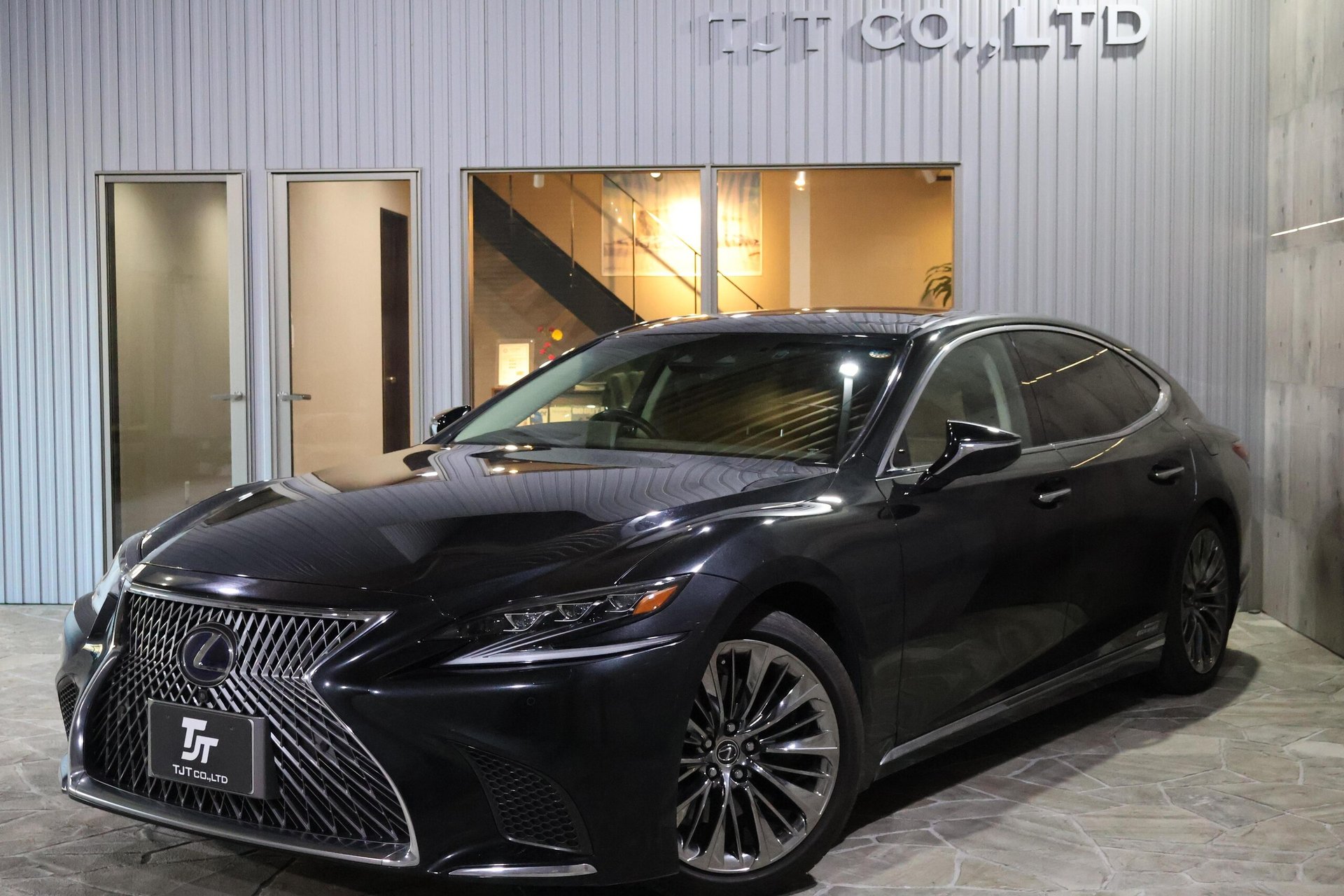 LEXUS LS - View 1