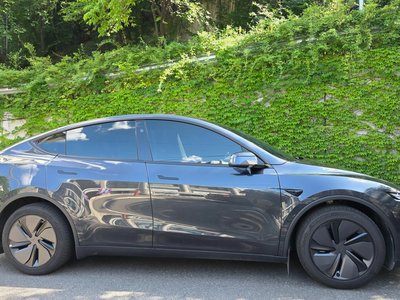 TESLA MODEL Y - 3