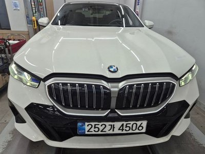 BMW 5 SERIES - 1
