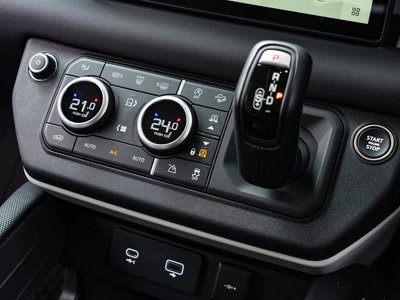 LAND ROVER DEFENDER - 4