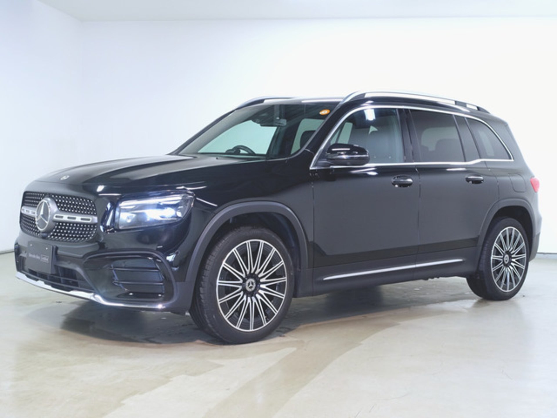 MERCEDES-BENZ GLB - View 1