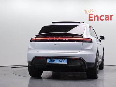 PORSCHE MACAN - 4