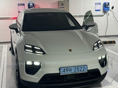 PORSCHE MACAN - 10