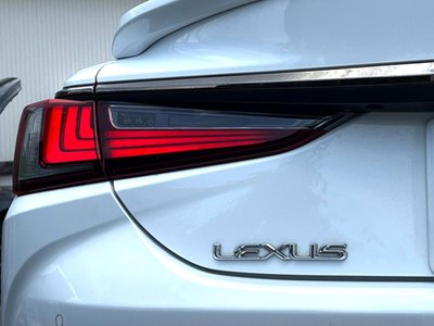 صورة مصغرة 30 لـ 2022 Lexus ES