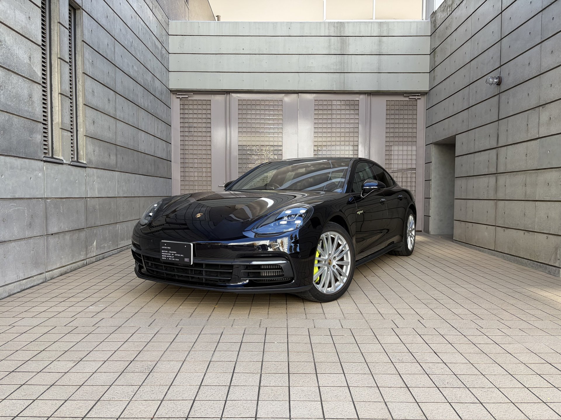 PORSCHE PANAMERA - View 1
