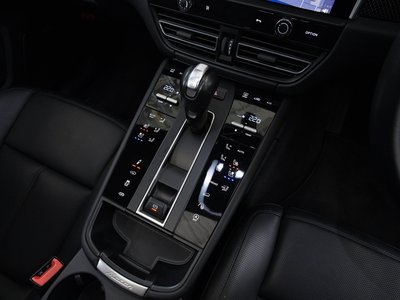 2023 Porsche MACAN thumbnail 35