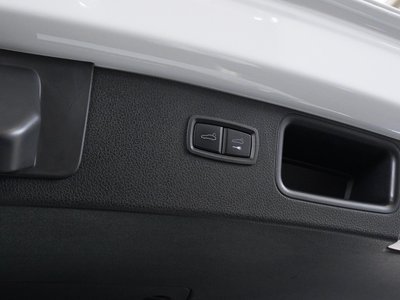 2023 Porsche MACAN thumbnail 26