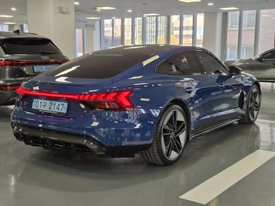 AUDI RS E-TRON GT - 5