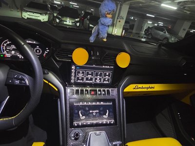 LAMBORGHINI URUS - 9