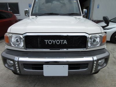 TOYOTA LAND CRUISER 70 - 8