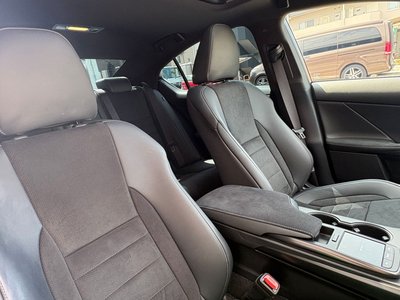 صورة مصغرة 21 لـ 2023 Lexus IS