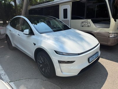 TESLA MODEL Y - 4