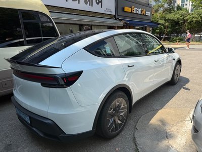 TESLA MODEL Y - 3