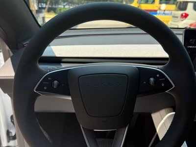 TESLA MODEL Y - 5