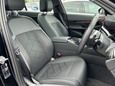 2025 BMW 5 SERIES — миниатюра 26