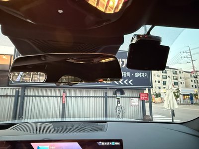 2025 BMW 5 SERIES photo 3