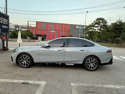 2025 BMW 5 SERIES photo 5