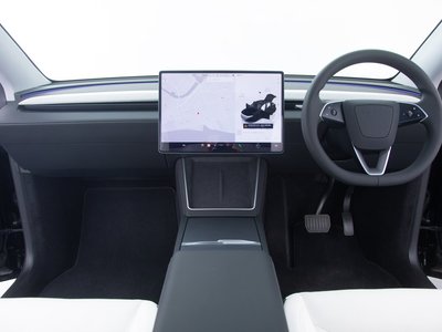 TESLA MODEL Y - 3