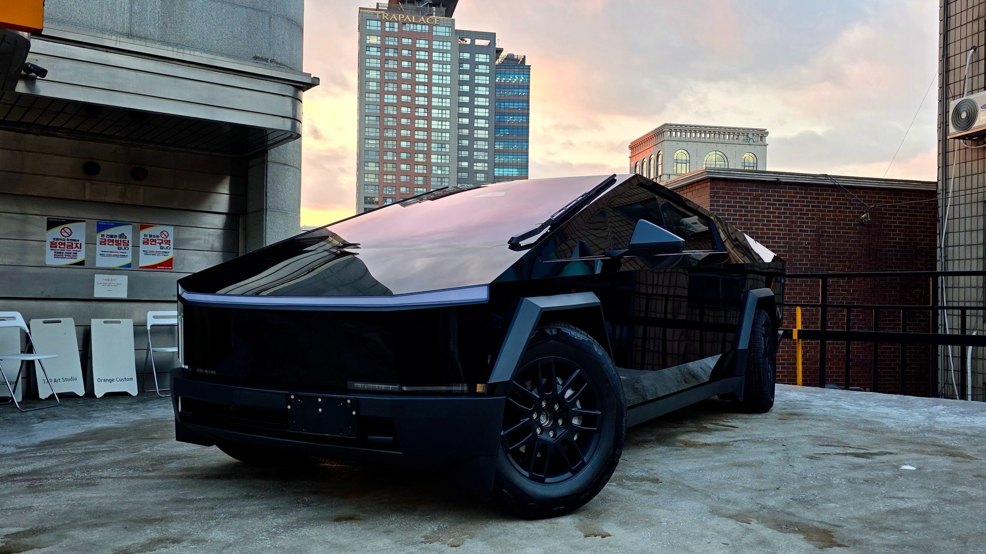 TESLA CYBERTRUCK - View 1