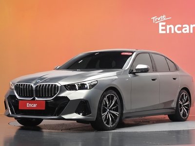 2025 BMW 5 SERIES 照片 1