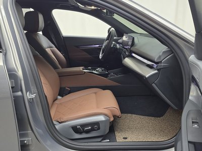 2025 BMW 5 SERIES 缩略图 16