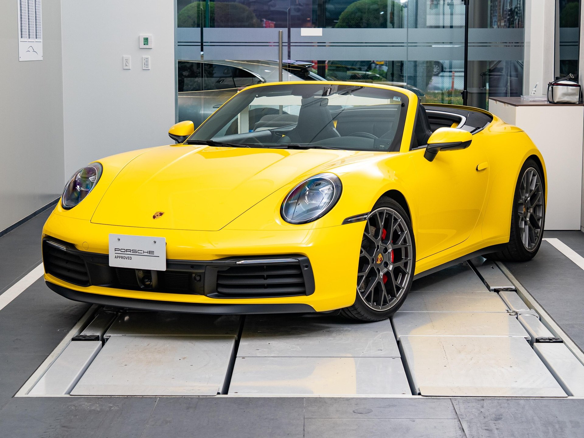 PORSCHE 911 CABRIOLET - View 1