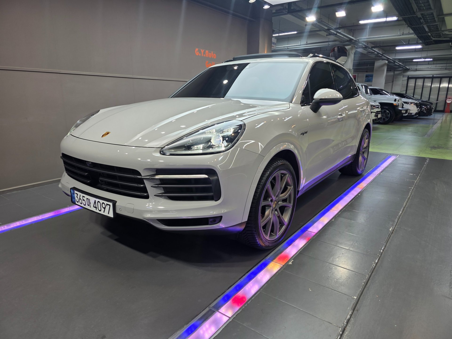 PORSCHE CAYENNE - View 1