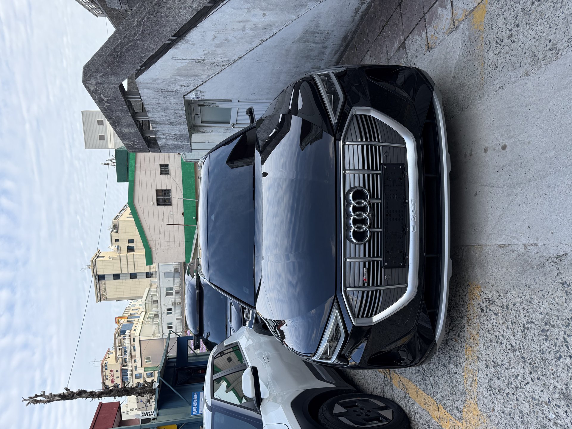 AUDI E-TRON - View 1