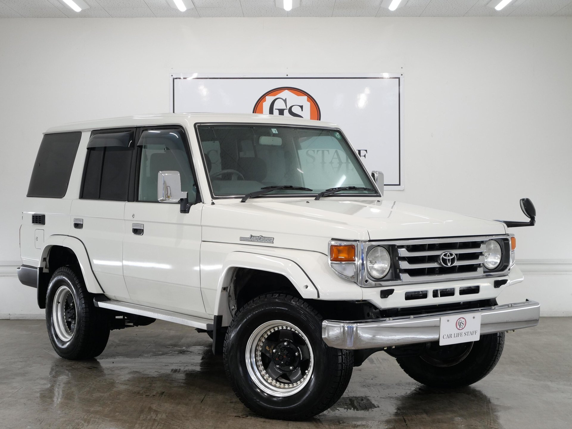 TOYOTA LAND CRUISER 70 - View 1