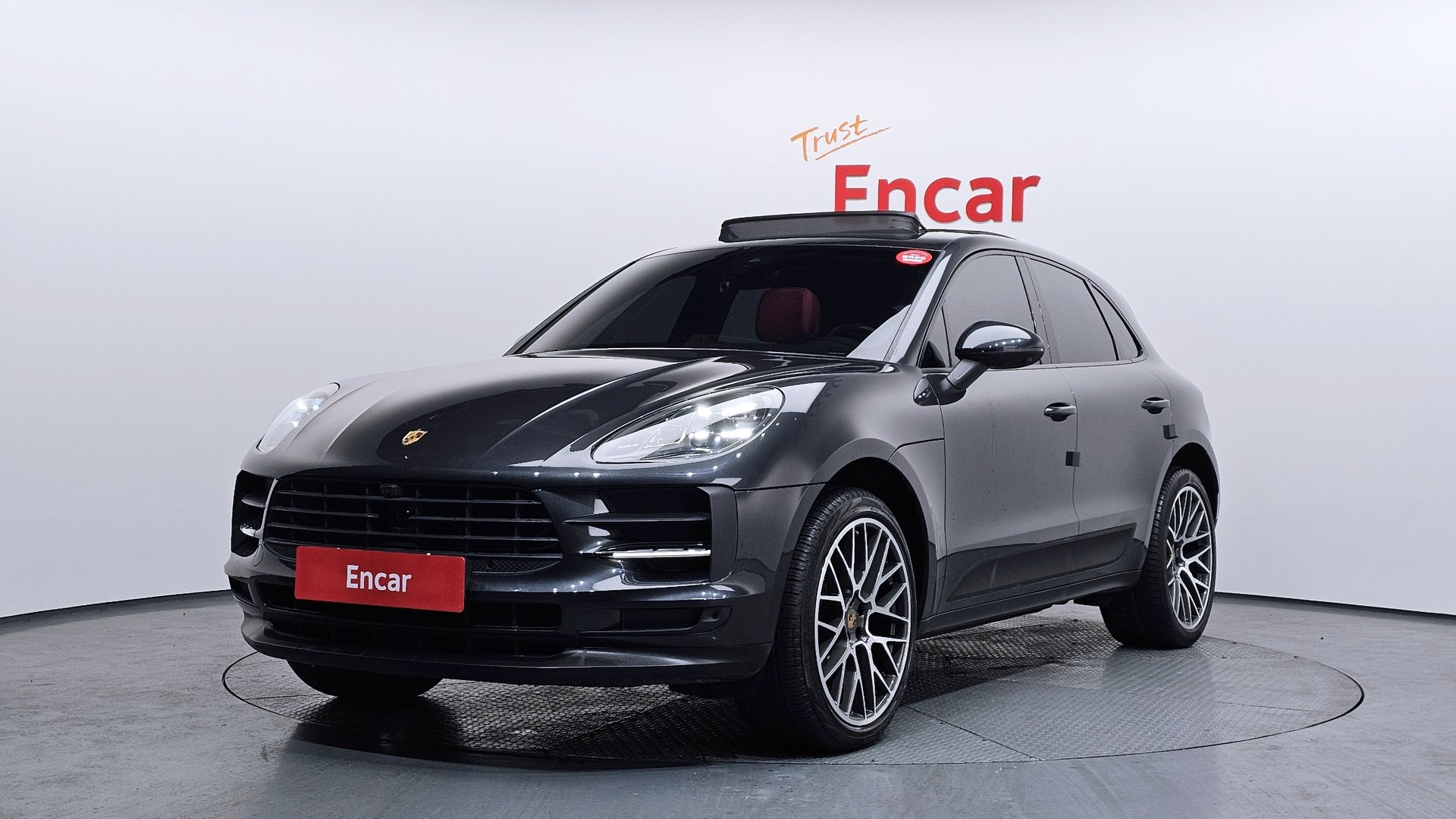 PORSCHE MACAN - View 1