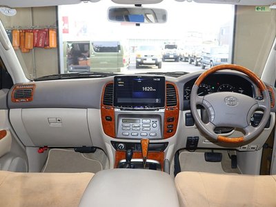 TOYOTA LAND CRUISER 100 - 7