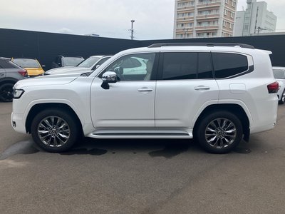 صورة 8 لـ 2023 Toyota LAND CRUISER 300