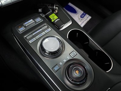 صورة 9 لـ 2024 Genesis GV70