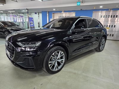 AUDI Q8 - 1