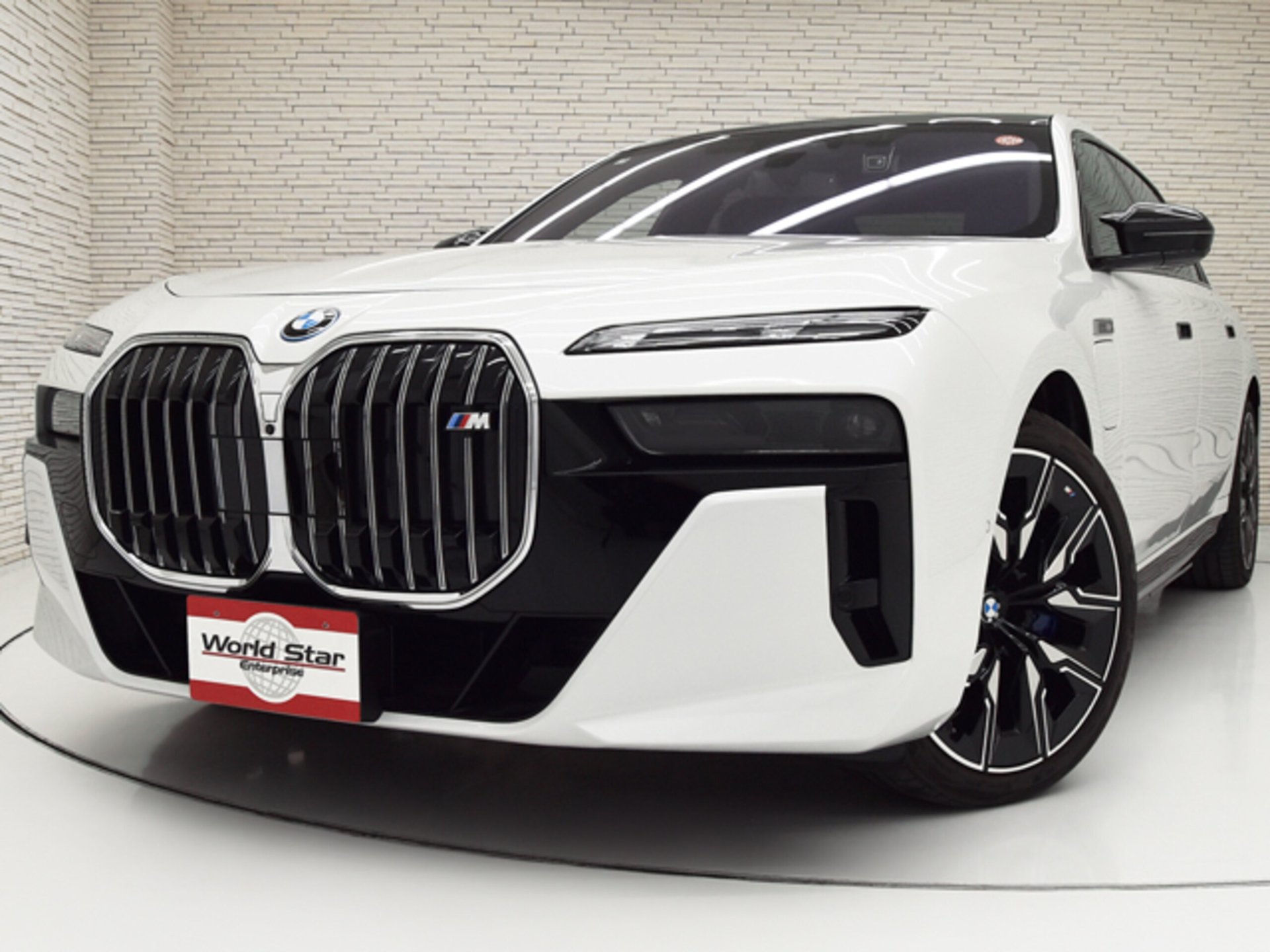 BMW I7 - View 1