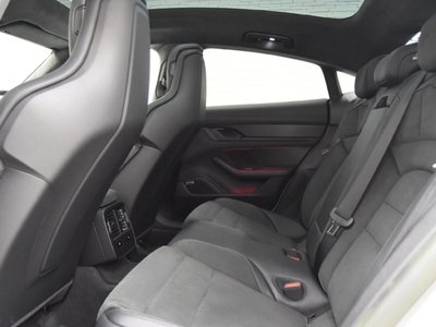 صورة 13 لـ 2023 Porsche TAYCAN