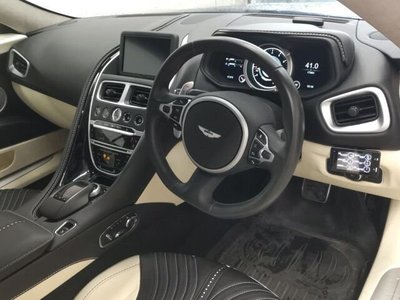 ASTON MARTIN DB11 - 3