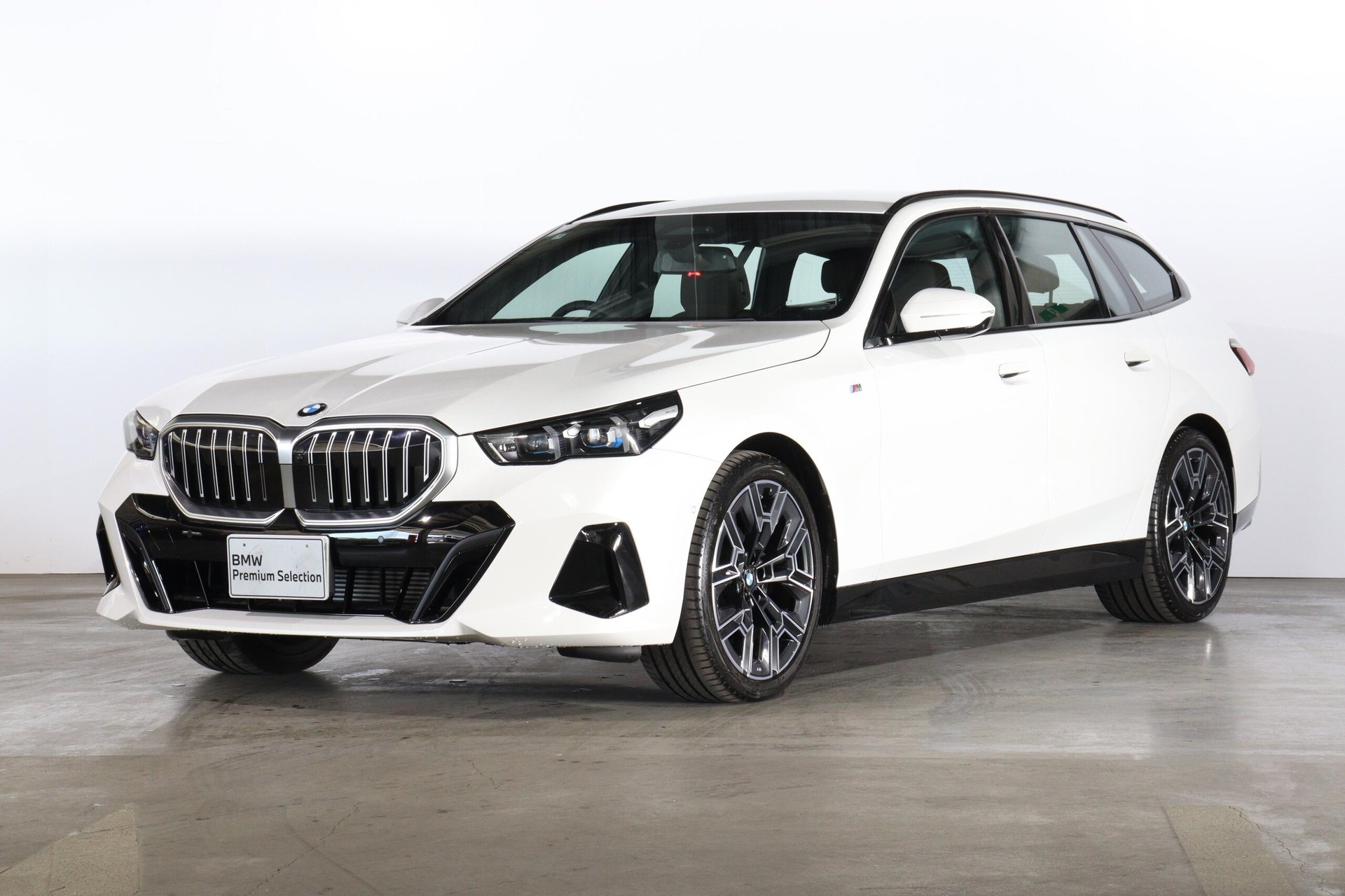 BMW 5 SERIES TOURING - View 1