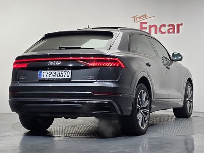 AUDI Q8 - 4