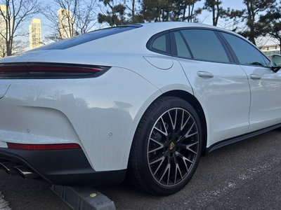 PORSCHE PANAMERA - 3